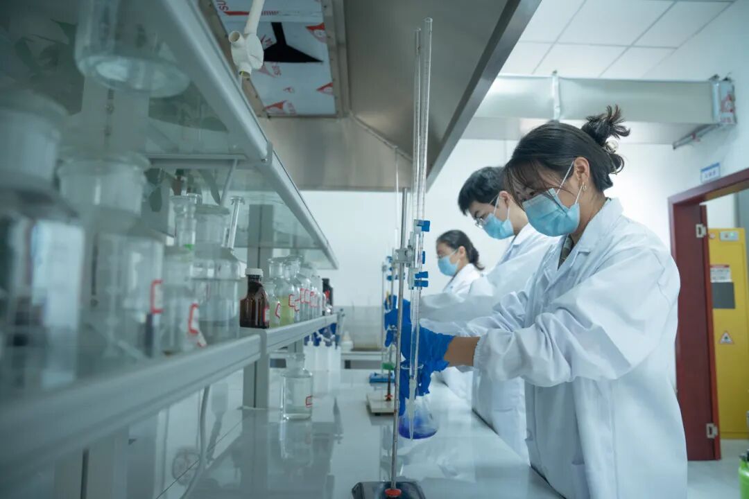 青工科技研发人员正在进行实验论证。青工科技有限公司供图.jpg