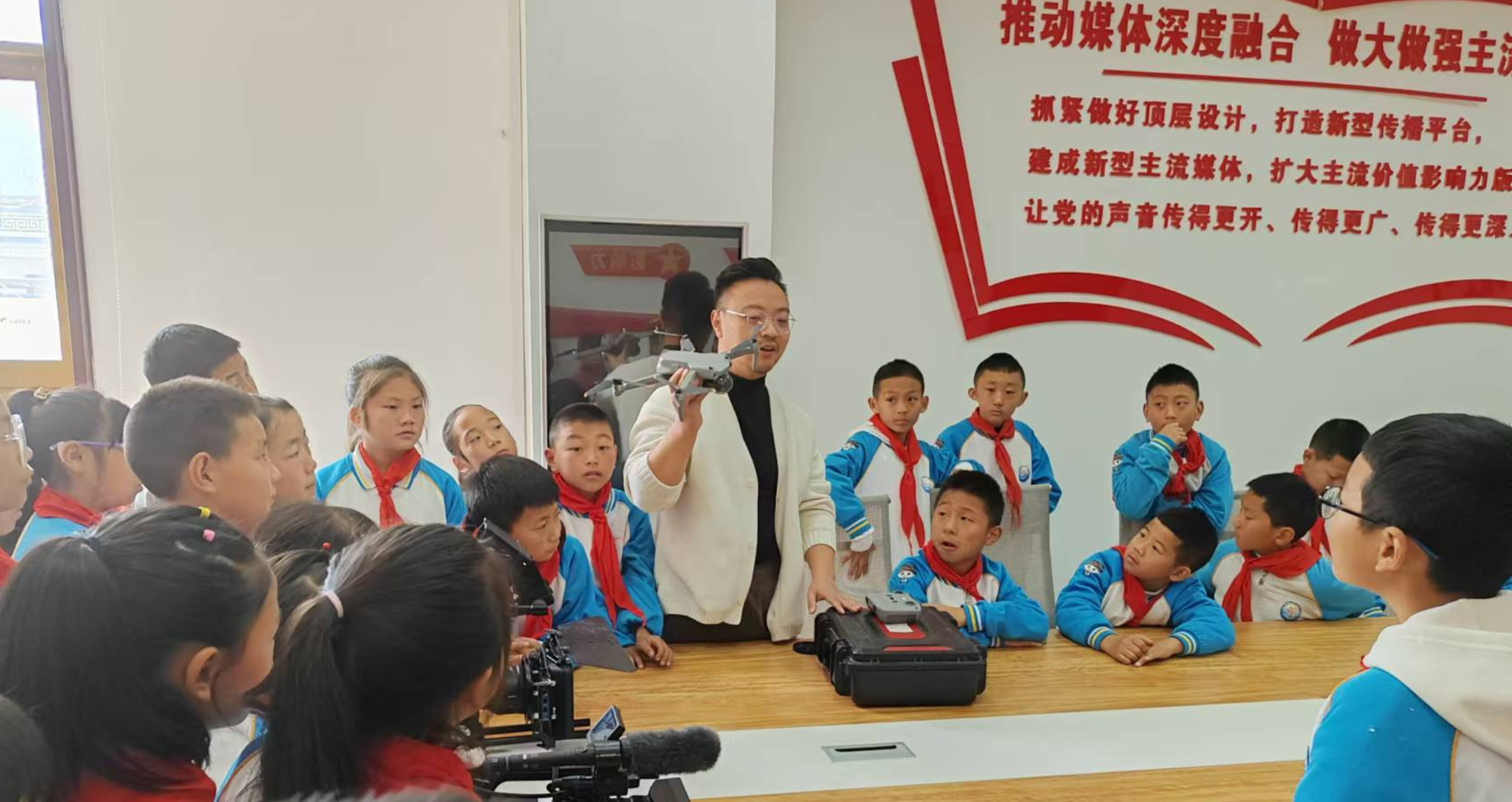 茂县凤仪镇小学校师生到融媒体中心参观学习